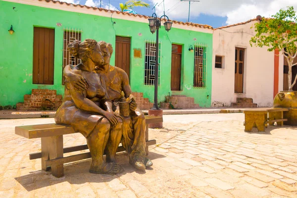 Camaguey, Cuba - 4 September 2015: Beelden, kunstenaar Martha Jimenez voor de Carmen kerk — Stockfoto