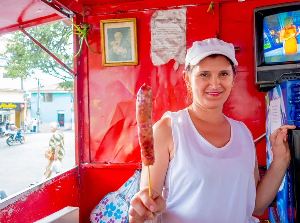 Женщина, продающая сосиски в Вилламарии, Колумбия — стоковое фото