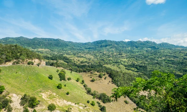 Bella valle verde vicino alla città di Honda, Colombia — Foto Stock
