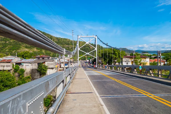 Ponte Luis Ignacio Andrade sobre o rio Magdalena, perto da cidade de Honda, Colômbia — Fotografia de Stock