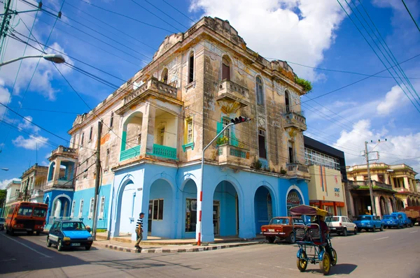 PINAR DEL RIO, CUBA - 10 DE SEPTIEMBRE DE 2015: El centro de la ciudad está partiendo hacia algunas de las mejores plantaciones de tabaco del mundo . —  Fotos de Stock