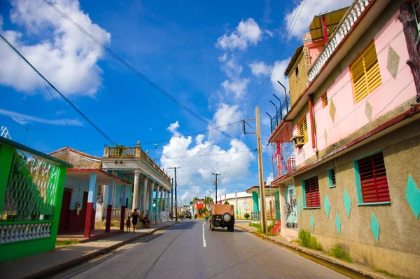 PINAR DEL RIO, CUBA - 10 DE SEPTIEMBRE DE 2015: El centro de la ciudad está partiendo hacia algunas de las mejores plantaciones de tabaco del mundo . — Foto de Stock