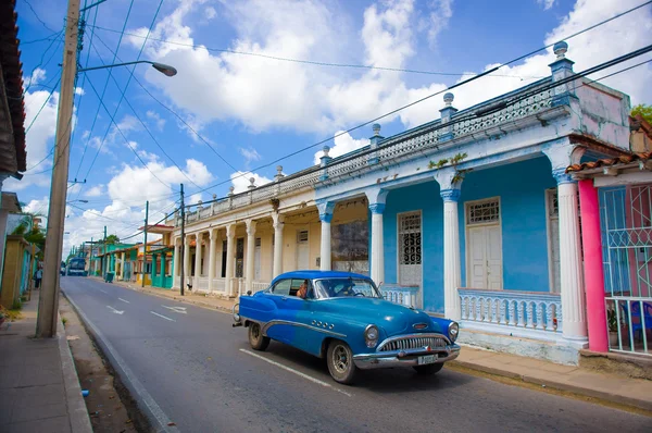 PINAR DEL RIO, CUBA - 10 DE SEPTIEMBRE DE 2015: El centro de la ciudad está partiendo hacia algunas de las mejores plantaciones de tabaco del mundo . — Foto de Stock