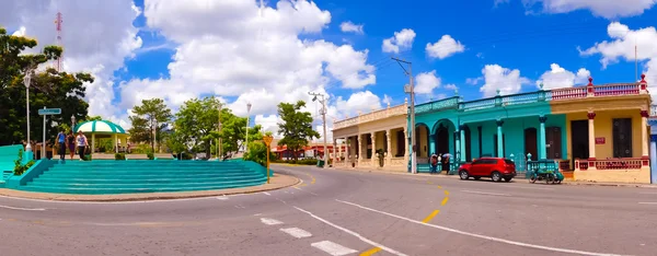 PINAR DEL RIO, CUBA - 10 DE SEPTIEMBRE DE 2015: El centro de la ciudad está partiendo hacia algunas de las mejores plantaciones de tabaco del mundo . —  Fotos de Stock