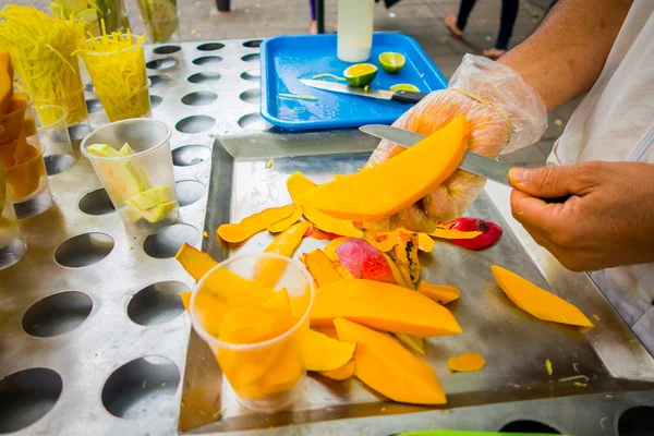 Mangue fraîche tranchée, street food à Medellin — Photo