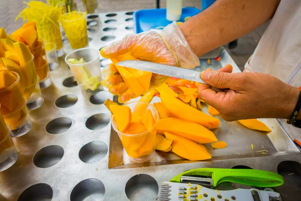 Mangue fraîche tranchée, street food à Medellin — Photo