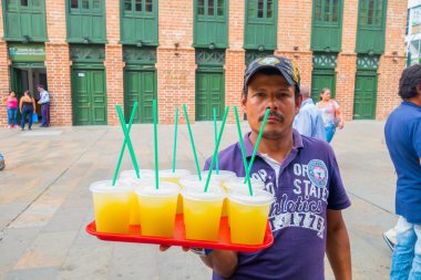 Portakal suyu satıcı Medellin, Kolombiya, sokaklarında