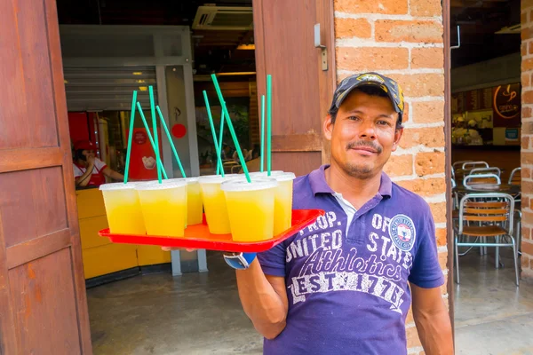 Apelsinjuice säljaren på gatorna i Medellin, Colombia — Stockfoto