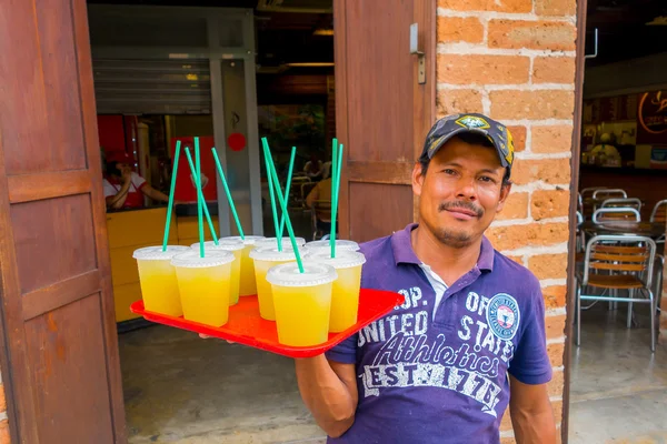 Apelsinjuice säljaren på gatorna i Medellin, Colombia — Stockfoto