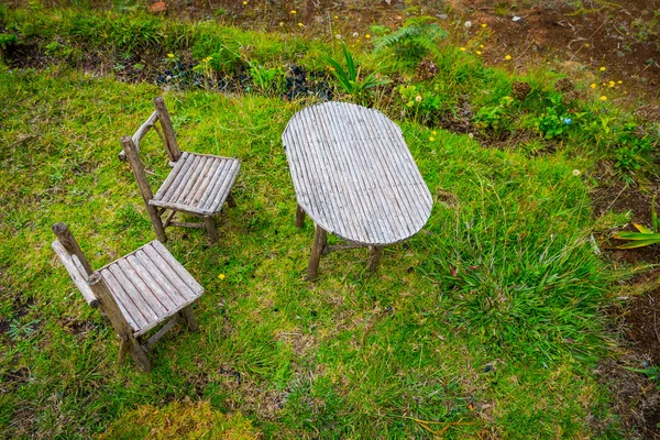 Handgjorda rustric bord och stolar — Stockfoto