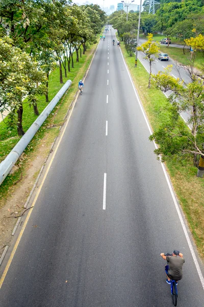 Pista ciclabile o strade aperte nella città di Medellin, Colombia — Foto Stock