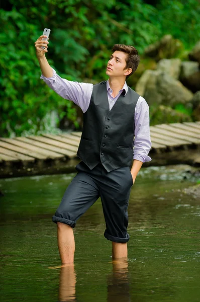 Jeune homme classe prenant un selfie dans le lac — Photo