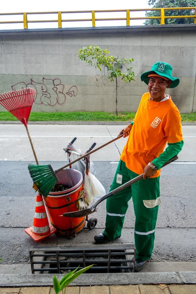 Medellin, Kolombiya sokak süpürge — Stok fotoğraf