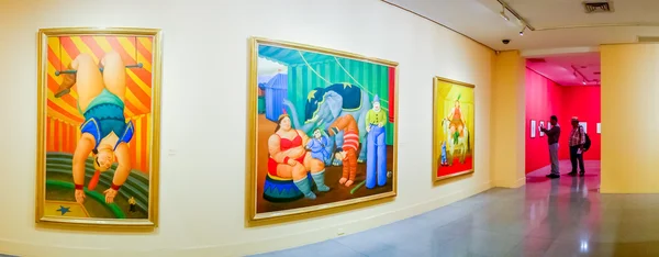 Der zirkus, malereiausstellung von fernando botero im museum antioquia, medellin, kolumbien — Stockfoto