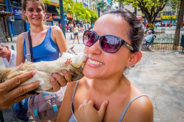 Bilinmeyen turistik bir öpücük almak--dan eskiden şiling şimdi domuz Botero Plaza, Medellin şehri, Kolombiya