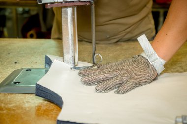 Kesme halı, Tekstil ve diğer ağır kumaşlar için endüstriyel makine kullanarak koruma eldiven eller
