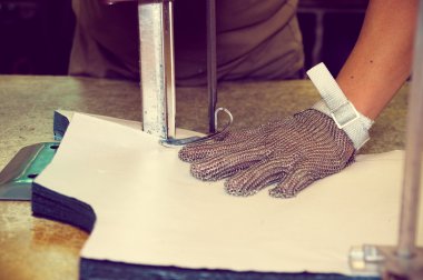 Kesme halı, Tekstil ve diğer ağır kumaşlar için endüstriyel makine kullanarak koruma eldiven eller