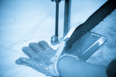 Kesme halı, Tekstil ve diğer ağır kumaşlar için endüstriyel makine kullanarak koruma eldiven eller