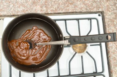 Tavada, ince yuvarlak çikolata parçaları erime hassas kurulum atış yukarıdan