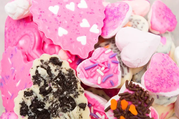Closeup των νόστιμα σωρό με τα cookies ως επί το πλείστον ροζ χρωματιστό γλάσο και σοκολάτα ψεκάζει κάποια — Φωτογραφία Αρχείου