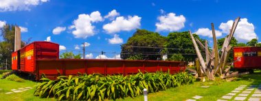 Santa Clara, Cuba - 08 Eylül 2015: Hükümet askerleri ile Paketli bu tren tarafından yakalandı Che Guevaras Devrimi sırasında zorlar.