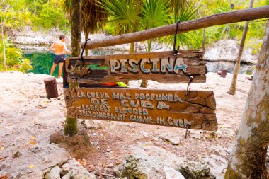 Domuzlar Körfezi, Küba - 9 Eylül 2015: Turistik Cueva de los Peces, Deniz Mağarası Yüzme için