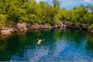 Domuzlar Körfezi, Küba - 9 Eylül 2015: Turistik Cueva de los Peces, Deniz Mağarası Yüzme için