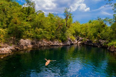 Domuzlar Körfezi, Küba - 9 Eylül 2015: Turistik Cueva de los Peces, Deniz Mağarası Yüzme için