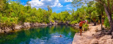 Domuzlar Körfezi, Küba - 9 Eylül 2015: Turistik Cueva de los Peces, Deniz Mağarası Yüzme için