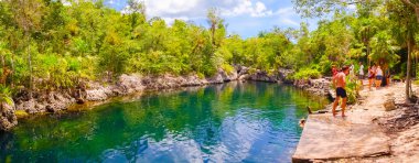 Domuzlar Körfezi, Küba - 9 Eylül 2015: Turistik Cueva de los Peces, Deniz Mağarası Yüzme için