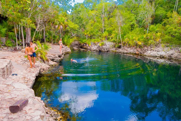 BAY OF PIGS, CUBA - SEPTEMBER 9, 2015:  Tourist attraction for swimming in Cueva de los Peces,  seaside cave — Stock Photo, Image