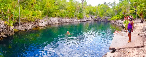 Varkensbaai, Cuba - 9 September 2015: Toeristische attractie om te zwemmen in de Cueva de los Peces, zee grot — Stockfoto