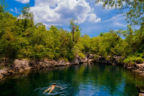 BAY OF PIGS, CUBA - 9 СЕНТЯБРЯ 2015: Туристическая достопримечательность для купания в Cueva de los Peces, приморская пещера — стоковое фото