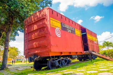 Santa Clara, Cuba - 08 Eylül 2015: Hükümet askerleri ile Paketli bu tren tarafından yakalandı Che Guevaras Devrimi sırasında zorlar.