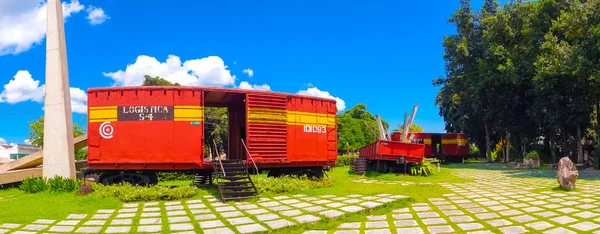 САНТА-КЛАРА, КУБА - 08 СЕНТЯБРЯ 2015: Этот поезд, набитый правительственными солдатами, был захвачен силами Че Гевараса во время революции . — стоковое фото
