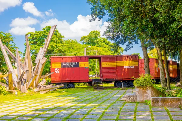 Santa Clara, Cuba - 08 Eylül 2015: Hükümet askerleri ile Paketli bu tren tarafından yakalandı Che Guevaras Devrimi sırasında zorlar. — Stok fotoğraf