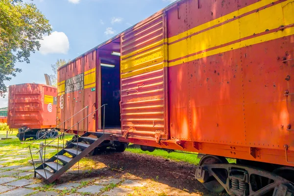 Santa Clara, Cuba - 08 Eylül 2015: Hükümet askerleri ile Paketli bu tren tarafından yakalandı Che Guevaras Devrimi sırasında zorlar.