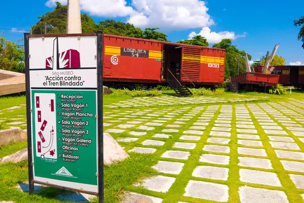 Santa Clara, Cuba - 08 Eylül 2015: Hükümet askerleri ile Paketli bu tren tarafından yakalandı Che Guevaras Devrimi sırasında zorlar. — Stok fotoğraf