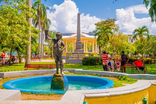 SANTA CLARA, CUBA - 08 DE SEPTIEMBRE DE 2015: Vista, centro de la ciudad capital de la provincia, Villa Clara . —  Fotos de Stock