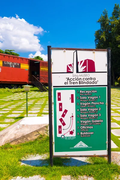 Santa Clara, Cuba - 08 Eylül 2015: Hükümet askerleri ile Paketli bu tren tarafından yakalandı Che Guevaras Devrimi sırasında zorlar. — Stok fotoğraf