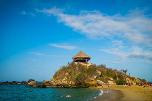 Touristen genießen tayrona nationalpark, kolumbien — Stockfoto