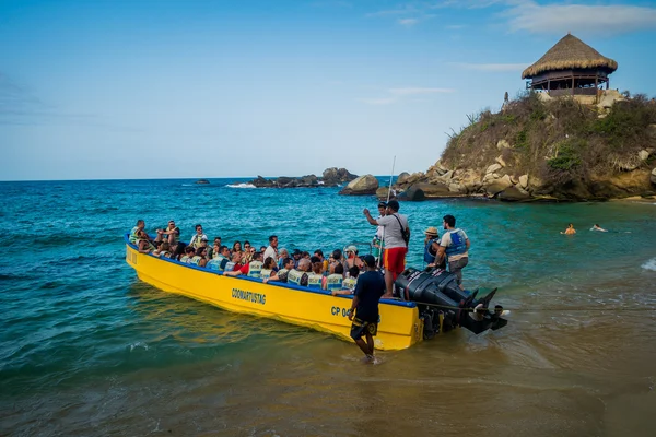 Boot met toeristen in Nationaal Park Tayrona, Colombia — Stockfoto