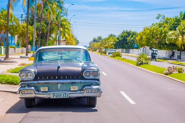 Cienfuegos, Cuba - 12 de septiembre de 2015: Coches clásicos todavía están en uso y viejos contadores de tiempo se han convertido en una icónica vista — Foto de Stock