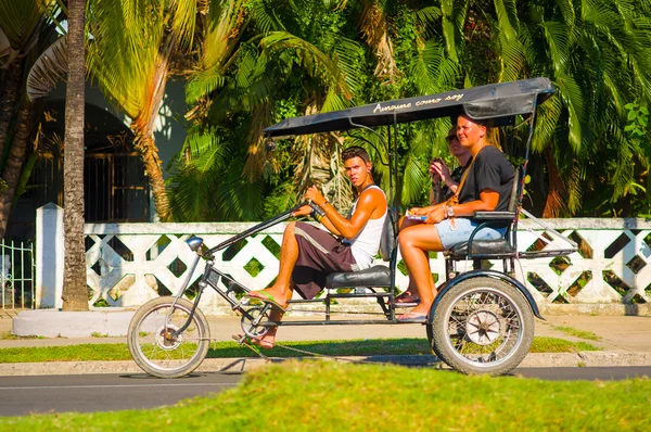 Cienfuegos, kuba - 12. september 2015: bicitaxis sind immer noch im einsatz und dienen als transport zu den einheimischen — Stockfoto