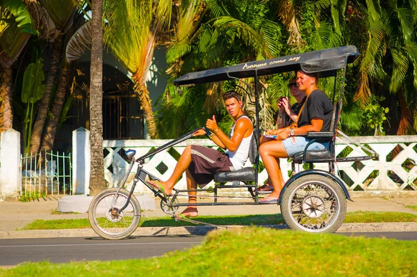 Cienfuegos, Kuba - 12 września 2015: Bicitaxis są nadal w użyciu i służyć jako transportu dla mieszkańców — Zdjęcie stockowe