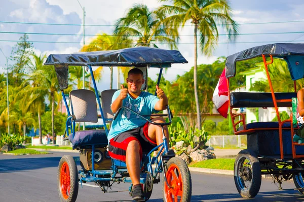 Cienfuegos, Kuba - 12 září 2015: Bicitaxis jsou stále v provozu a slouží jako dopravu do místní — Stock fotografie