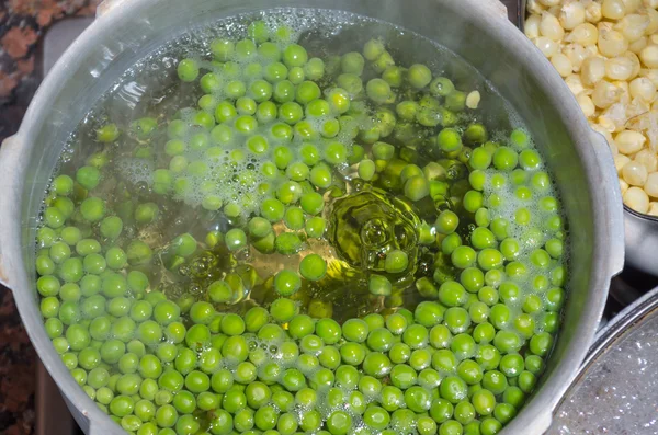 Piselli verdi che cucinano in pentola di metallo color argento. concetto di preparazione fanesca — Foto Stock