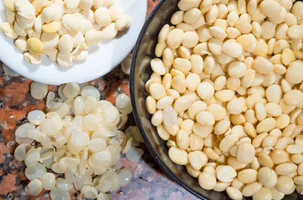 Closeup peeling, before and after bowls with lupini beans superfood, part of legum family, preparing fanesca concept — Stock Image Closeup peeling, before and after bowls with lupini beans superfood, part of legum family, preparing fanesca concept Stock Image