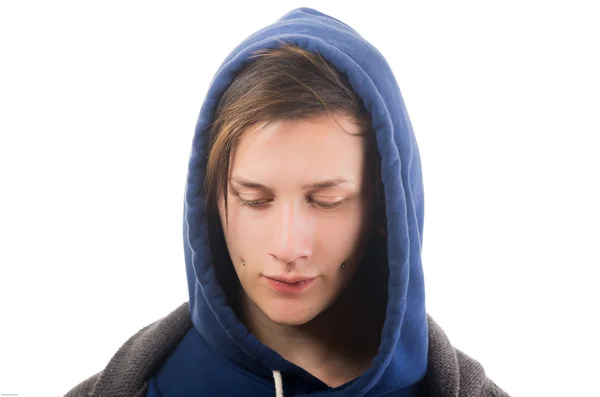 Headshot giovane maschio ispanico con cappuccio blu su sfondo bianco — Foto Stock