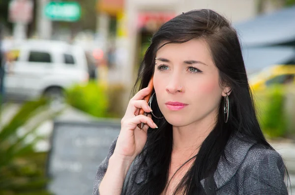 Modelo latina elegante vestindo roupas casuais inteligentes andando na rua urbana falando em seu telefone celular — Fotografia de Stock